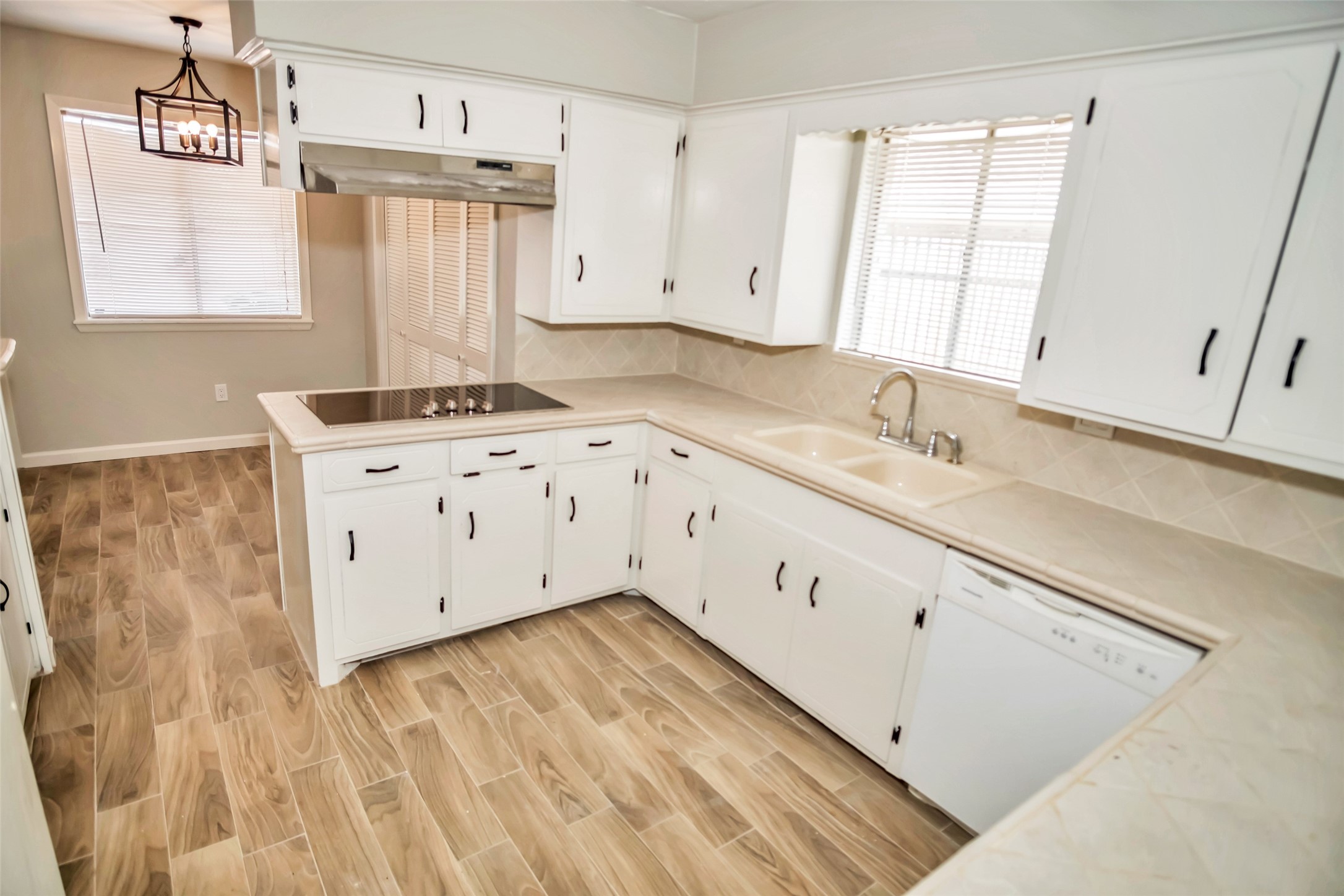 1715 Capstan Road Houston, TX 77062 - Photo 11 of 40 Light And Bright Kitchen With Tons Of Storage