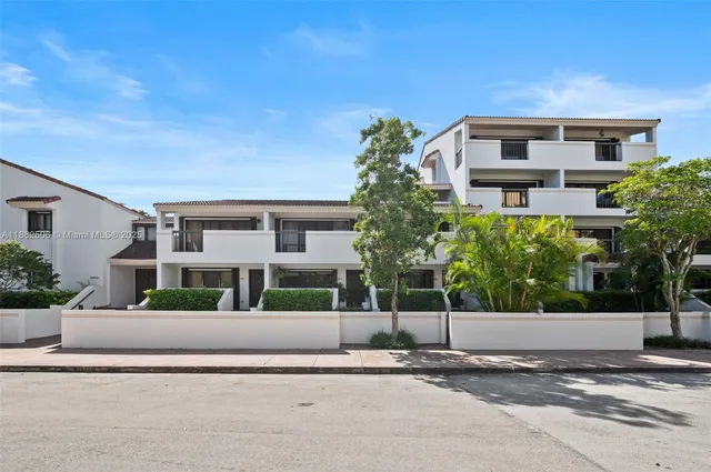 a view of a house with backyard