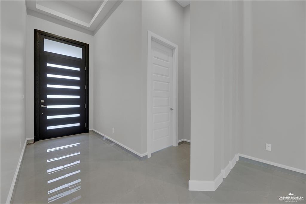 2516 Viola Street Mission, TX 78574 - Photo 4 of 17 Entryway with baseboards