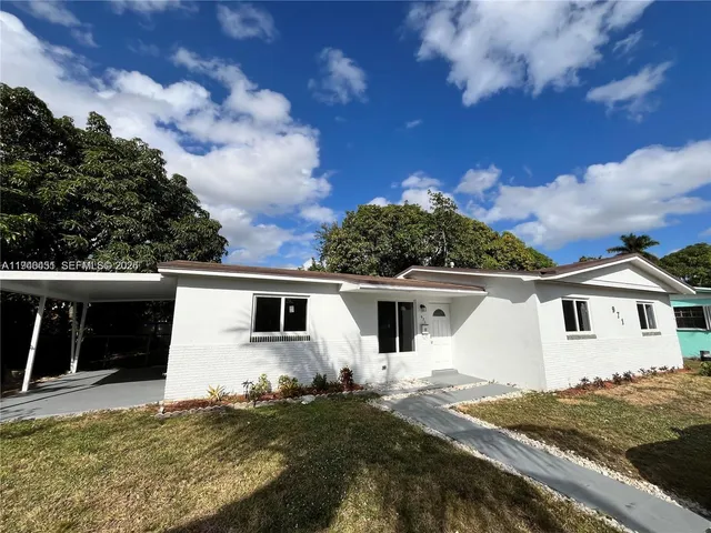 a view of a house with backyard