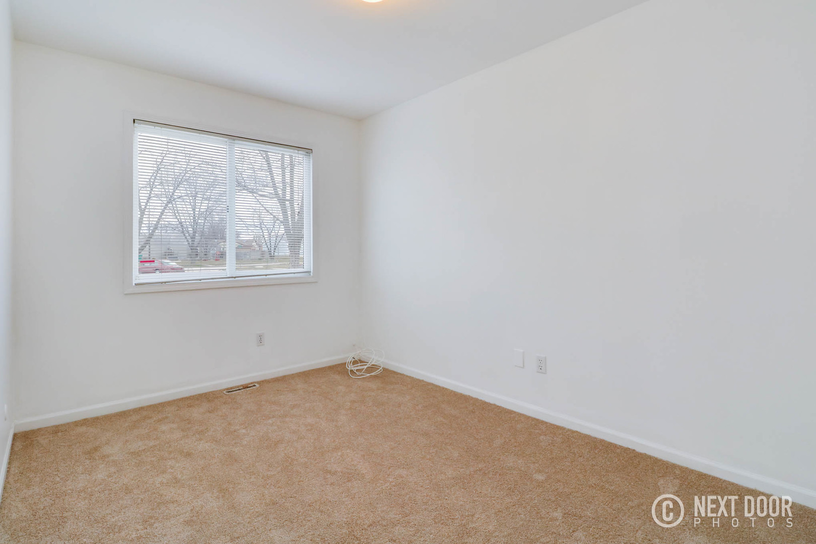 159 Heathgate Road Montgomery, IL 60538 - Photo 9 of 21 an empty room with a window