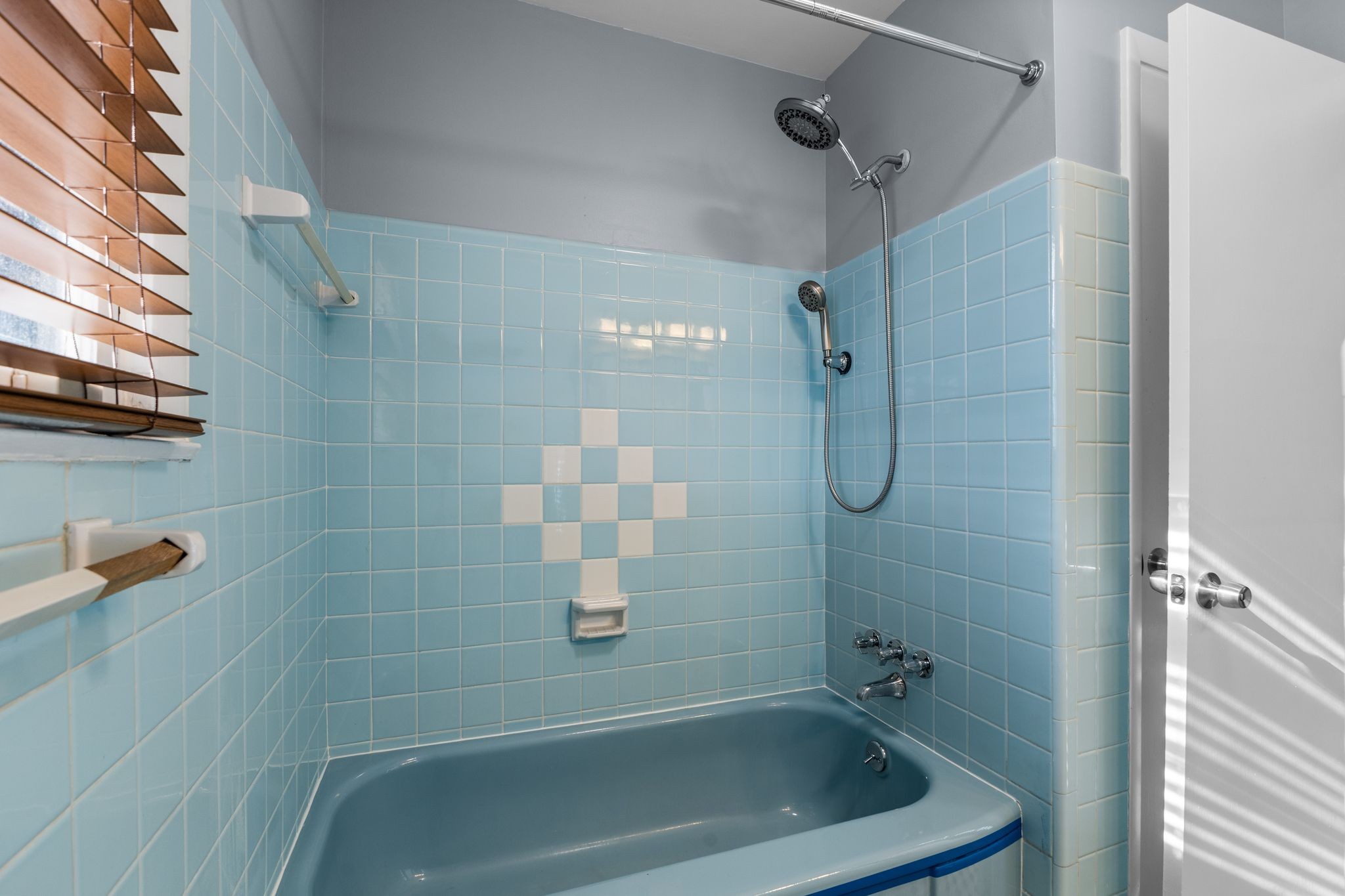 6411 Ranchero Drive Nashville, TN 37209 - Photo 18 of 34 a close up of a bathtub