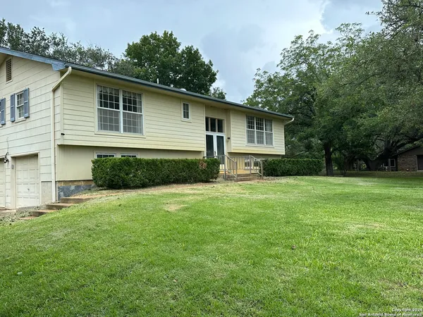 $2,200 | 135 County Road 130, Floresville, TX 78114