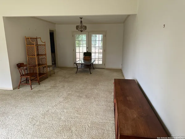 $2,200 | 135 County Road 130, Floresville, TX 78114