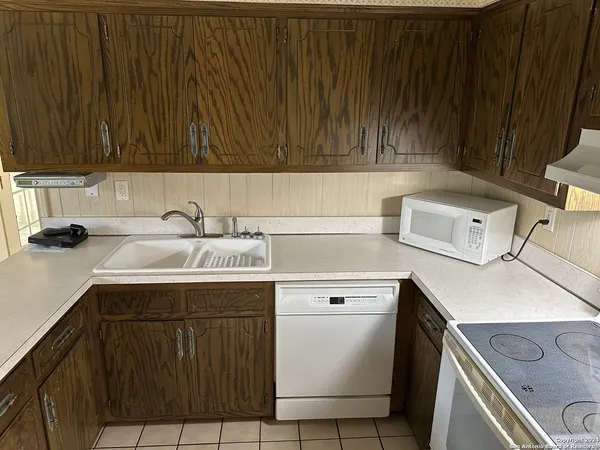 $2,200 | 135 County Road 130, Floresville, TX 78114