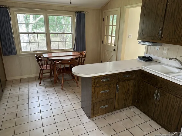 $2,200 | 135 County Road 130, Floresville, TX 78114