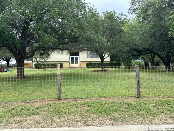 $2,200 | 135 County Road 130, Floresville, TX 78114