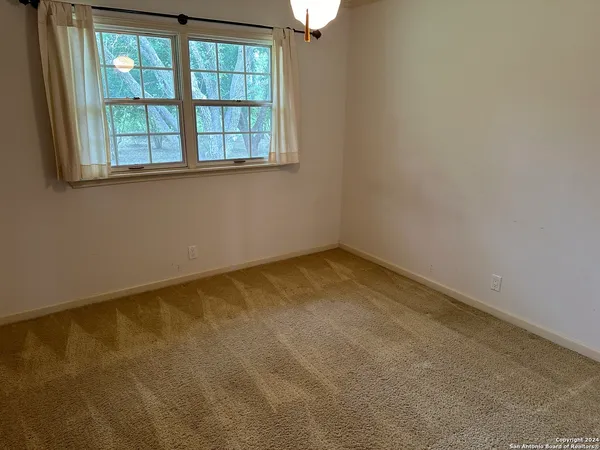 $2,200 | 135 County Road 130, Floresville, TX 78114