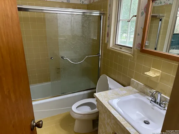 $2,200 | 135 County Road 130, Floresville, TX 78114