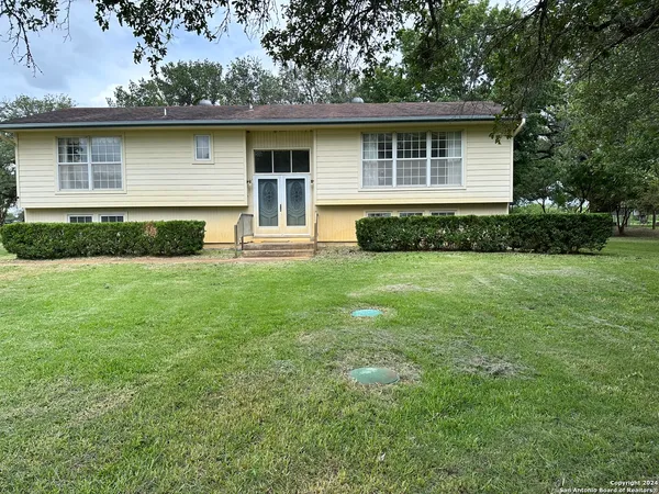 $2,200 | 135 County Road 130, Floresville, TX 78114