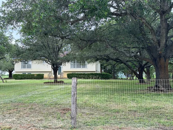 $2,200 | 135 County Road 130, Floresville, TX 78114
