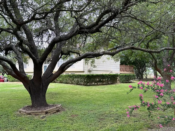 $2,200 | 135 County Road 130, Floresville, TX 78114