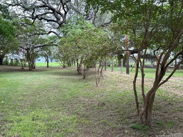 $2,200 | 135 County Road 130, Floresville, TX 78114