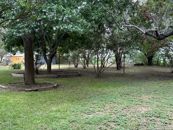 $2,200 | 135 County Road 130, Floresville, TX 78114