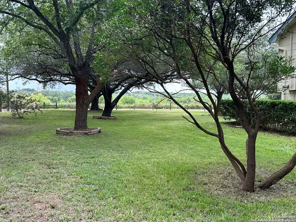 $2,200 | 135 County Road 130, Floresville, TX 78114