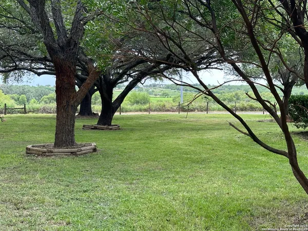 $2,200 | 135 County Road 130, Floresville, TX 78114