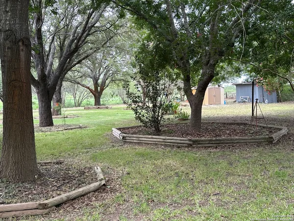 $2,200 | 135 County Road 130, Floresville, TX 78114