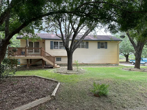 $2,200 | 135 County Road 130, Floresville, TX 78114