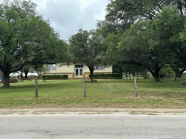$2,200 | 135 County Road 130, Floresville, TX 78114