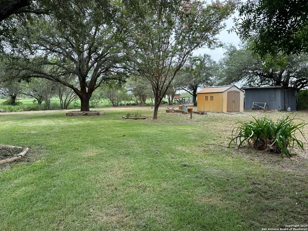 $2,200 | 135 County Road 130, Floresville, TX 78114