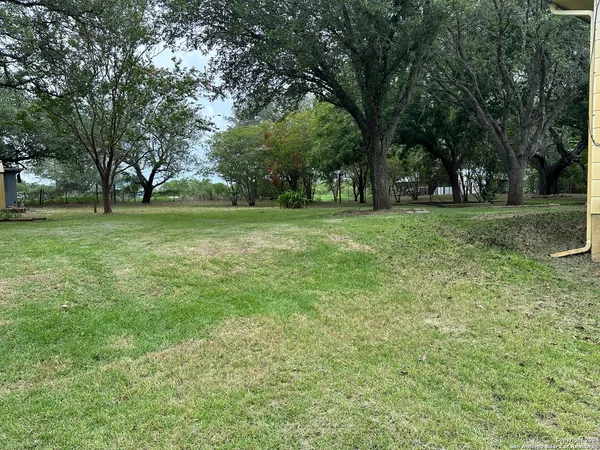 $2,200 | 135 County Road 130, Floresville, TX 78114