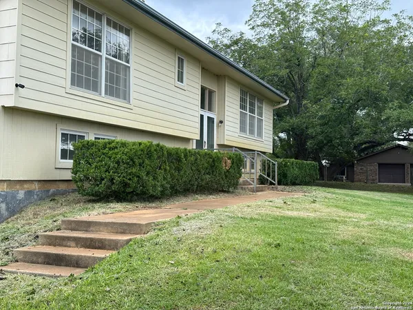 $2,200 | 135 County Road 130, Floresville, TX 78114