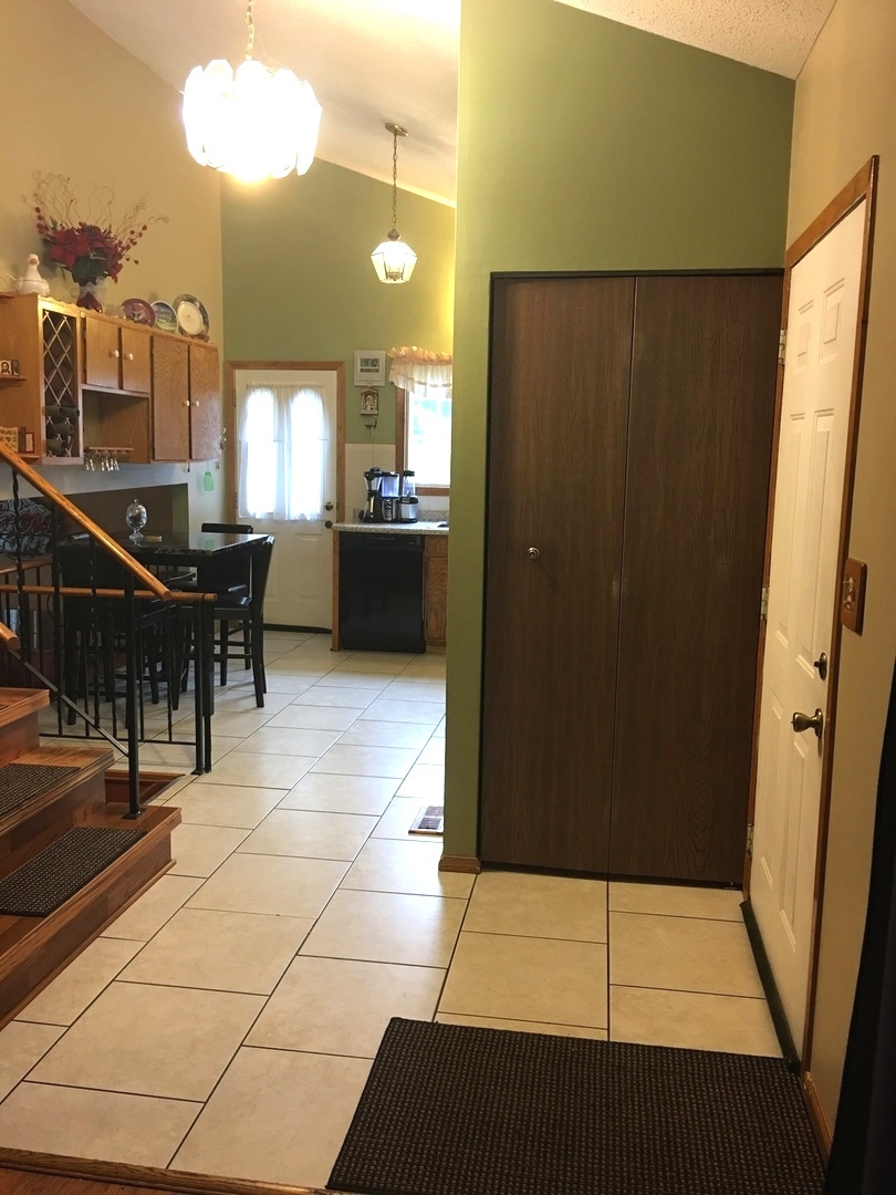 351 Juniper Court Carol Stream, IL 60188 - Photo 3 of 32