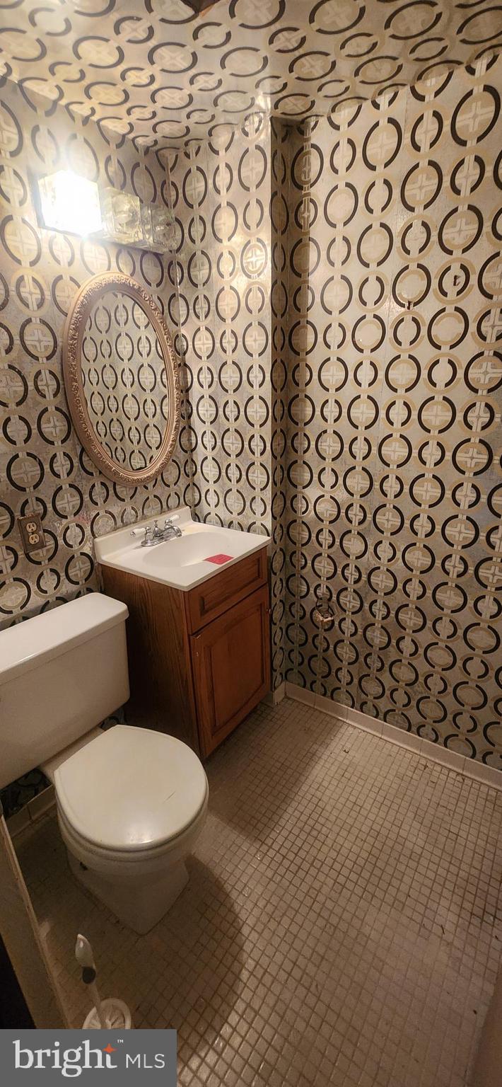 3612 Rockberry Road Baltimore, MD 21234 - Photo 20 of 22 a bathroom with a toilet and a shower curtain