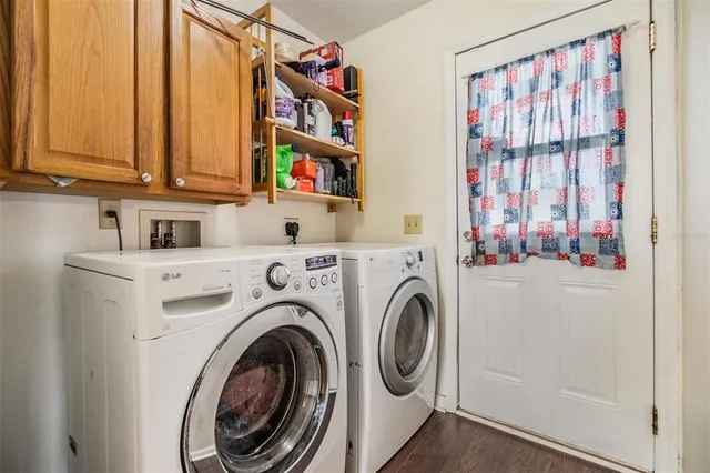 a view of a backyard