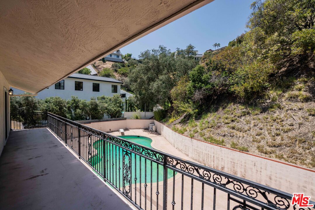 1181 Somera Road Los Angeles, CA 90077 - Photo 39 of 40 a balcony with wooden fence