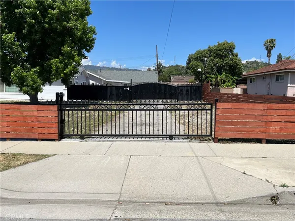 a view of a wrought fence