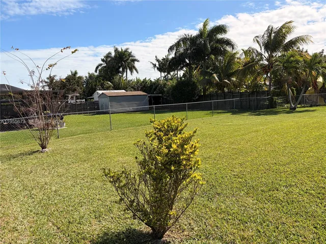 a view of a yard with a house
