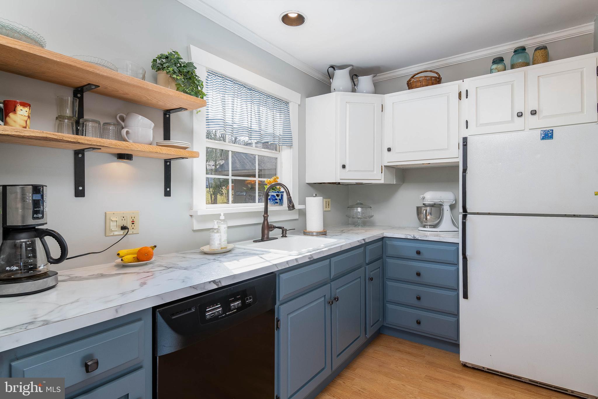 1305 Klinerd Road Pennsburg, PA 18073 - Photo 10 of 29 Kitchen