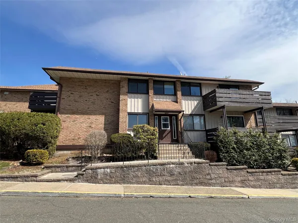 $309,900 | 137 Sierra Vista Lane, Valley Cottage, NY 10989