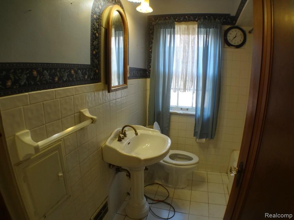 15318 Charles R Avenue Eastpointe, MI 48021 - Photo 24 of 47 DSC04233.jpg