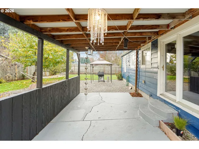 a view of an outdoor space