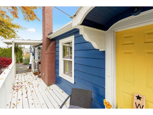 a view of entryway with a front door