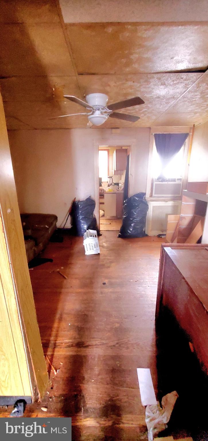 442 Woodcliffe Road Upper Darby, PA 19082 - Photo 4 of 6 a bed room with a bed