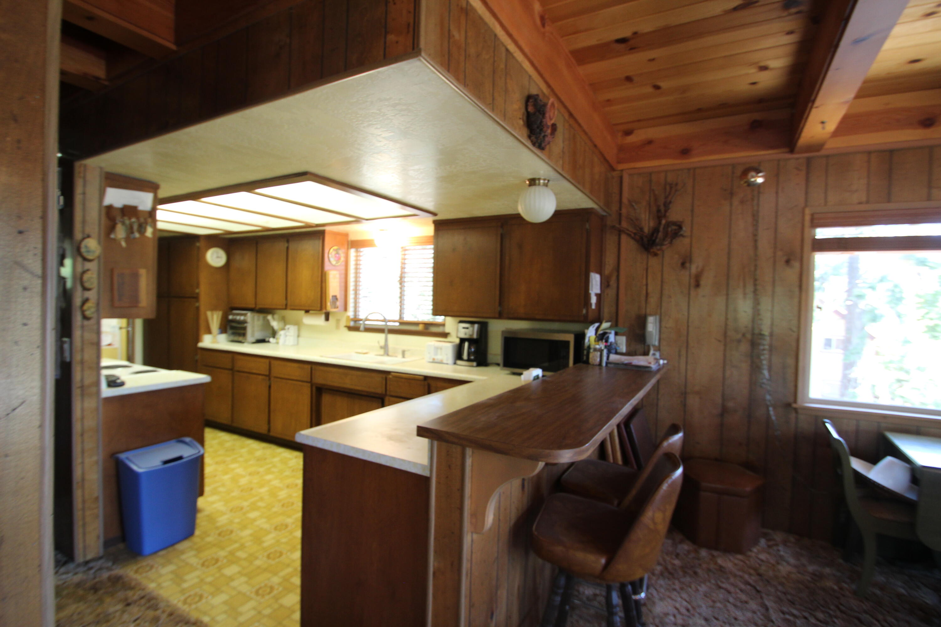 57941 Summit Drive Springville, CA 93265 - Photo 40 of 59 Kitchen breakfast bar