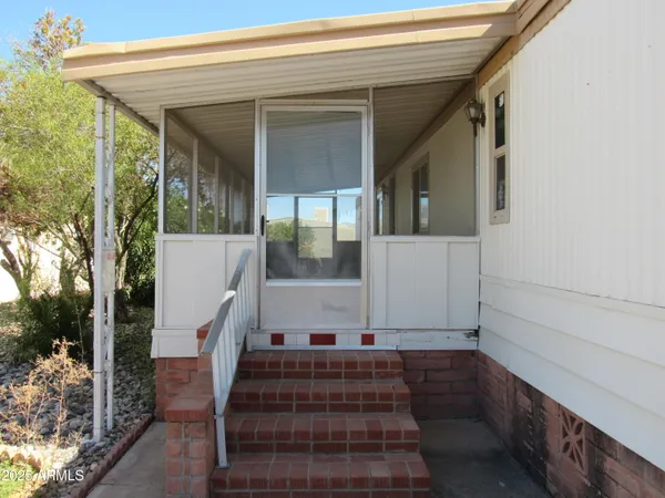 a view of entryway with a front door