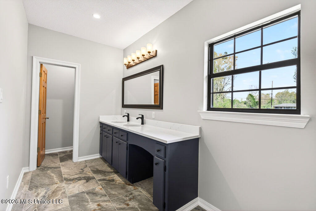 18265 Landon Road Gulfport, MS 39503 - Photo 62 of 83 Primary bathroom