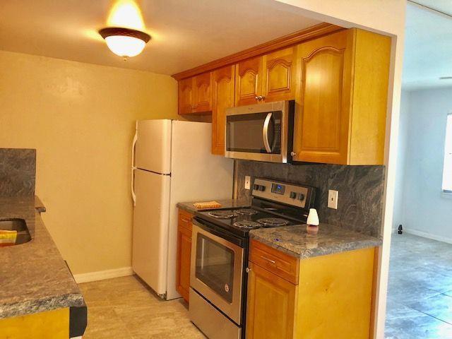 1067 Cornwall East Boca Raton, FL 33434 - Photo 3 of 21 Kitchen