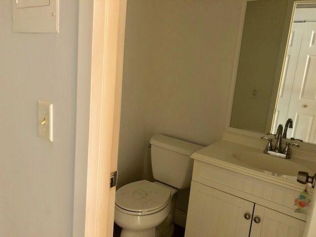 1067 Cornwall East Boca Raton, FL 33434 - Photo 7 of 21 1/2 Bathroom