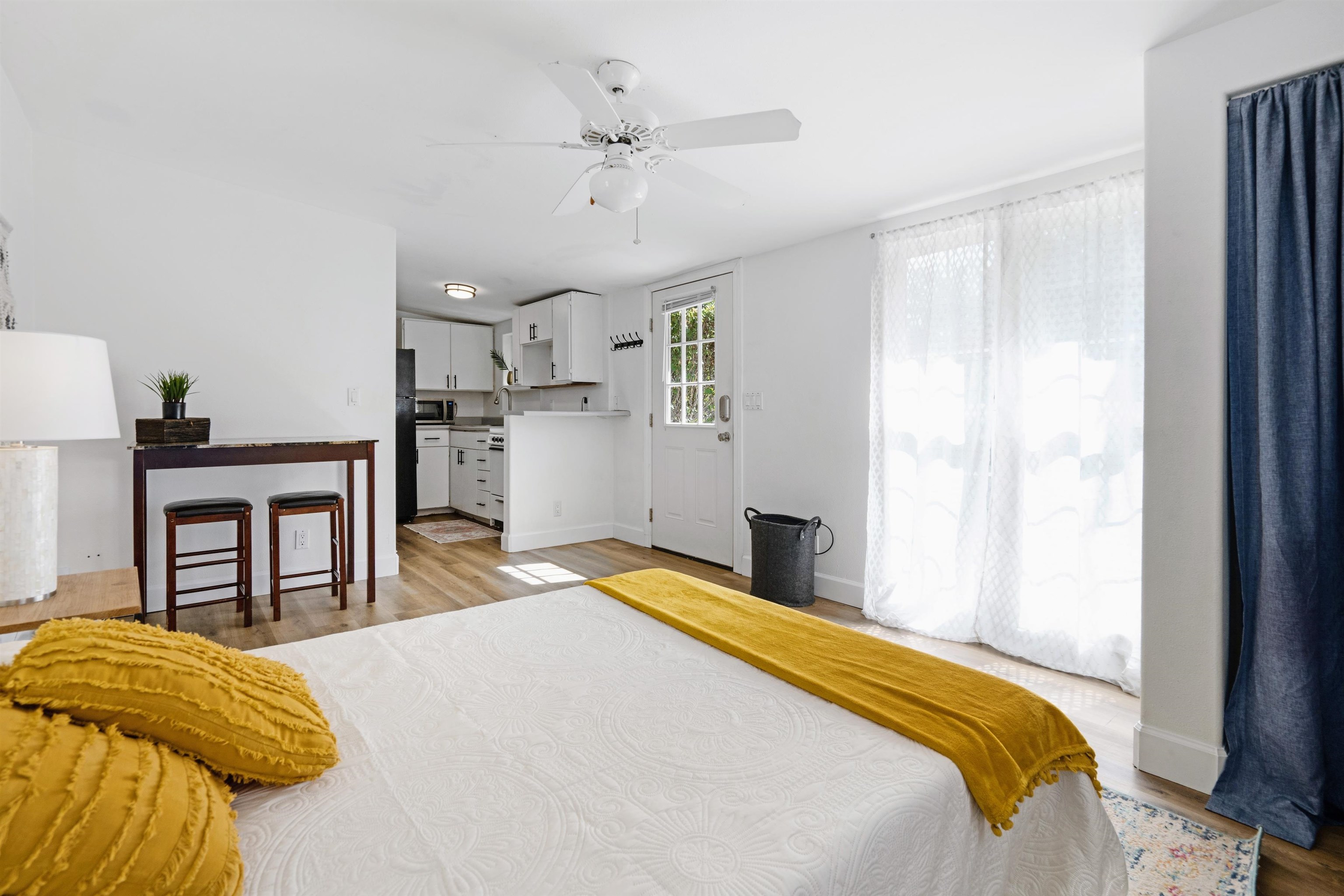 339 Manini Place Kihei, HI 96753 - Photo 28 of 34 a bedroom with a bed and a chandelier