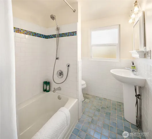 $5,500 | 11252 Evanston Avenue North, Seattle, WA 98133