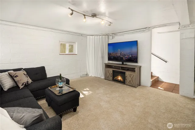 $5,500 | 11252 Evanston Avenue North, Seattle, WA 98133