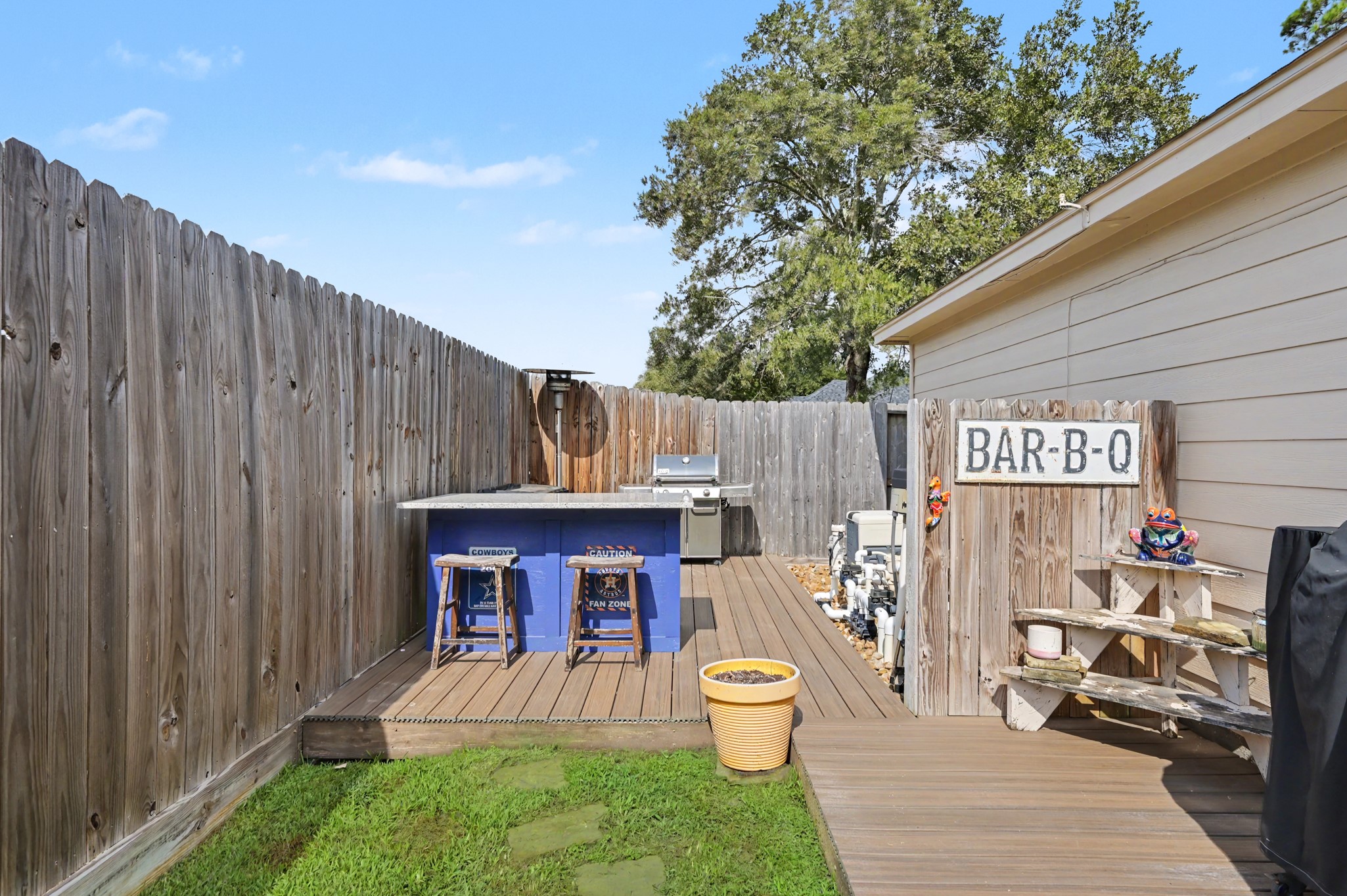 14938 Codys Run Cypress, TX 77429 - Photo 39 of 50 A close up of this fun space to interact with the cook and enjoy a cold beverage.