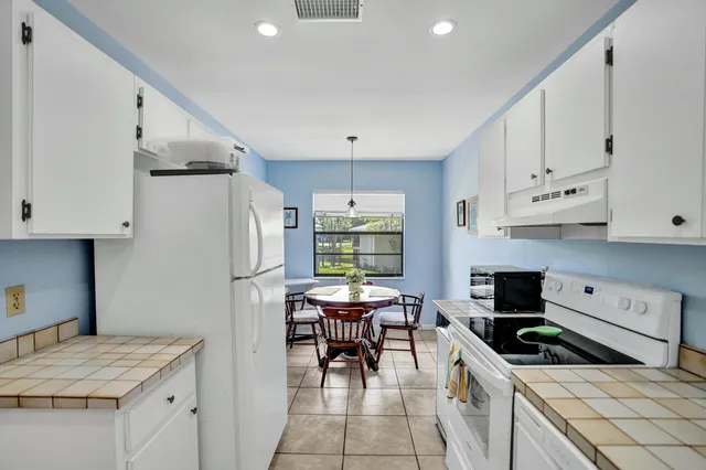 $10,000 | 19 Stratford Drive, Unit F, Boynton Beach, FL 33436