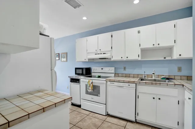 $10,000 | 19 Stratford Drive, Unit F, Boynton Beach, FL 33436