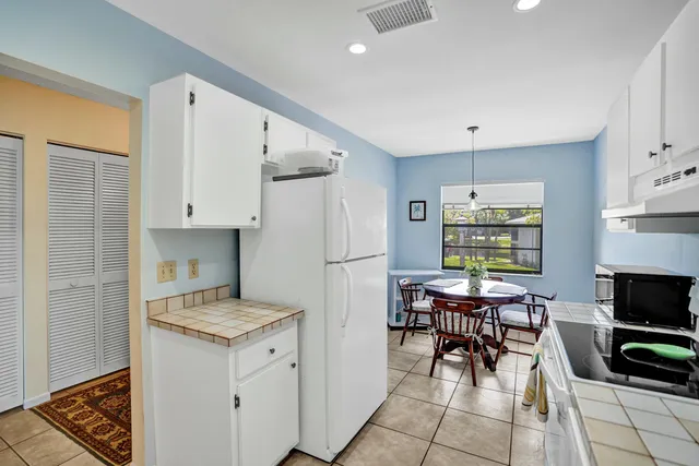 $10,000 | 19 Stratford Drive, Unit F, Boynton Beach, FL 33436